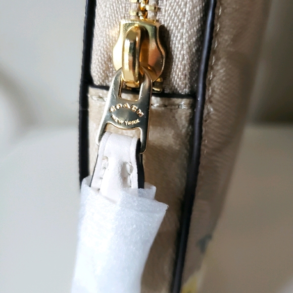 ❗SOLD❗❤Coach Laptop Sleeve in Signature Canvas - Picture 11 of 15